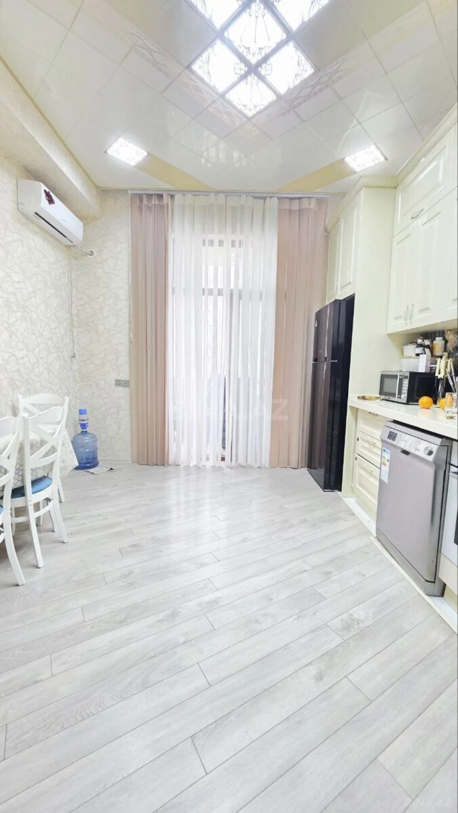 Satılır 3 otaqlı mənzil 143 m²