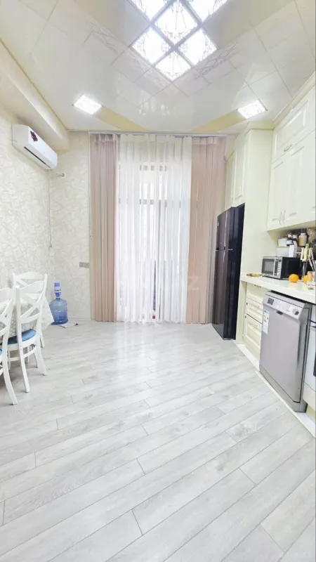 Satılır 3 otaqlı mənzil 143 m²