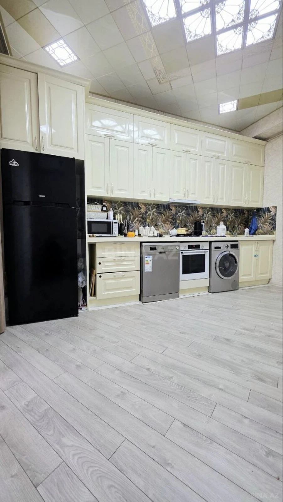 Satılır 3 otaqlı mənzil 143 m²