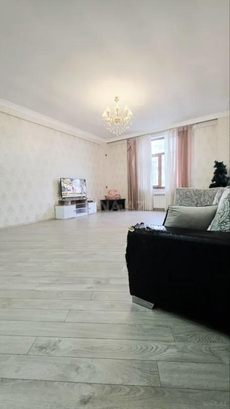 Satılır 3 otaqlı mənzil 143 m²