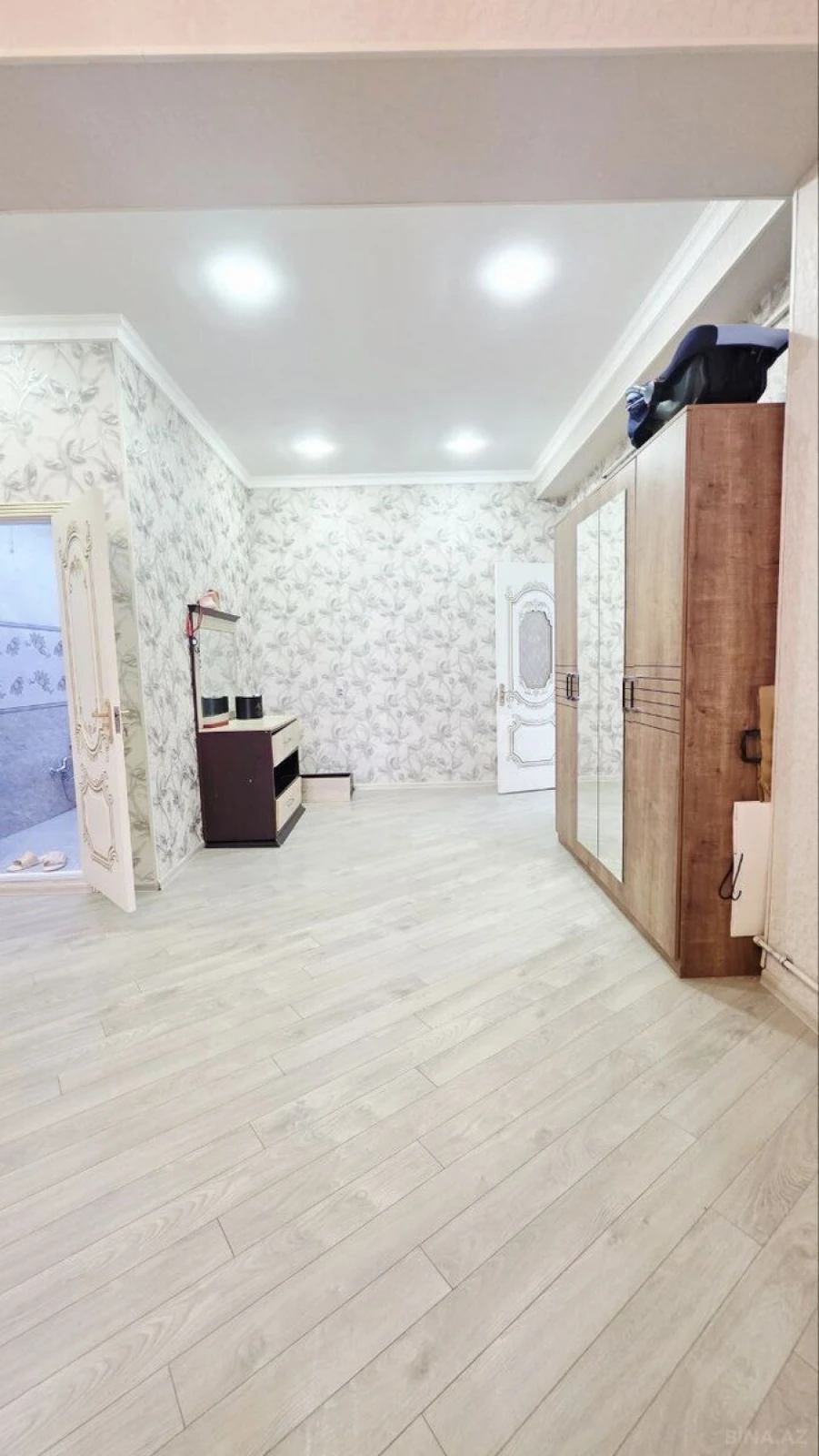 Satılır 3 otaqlı mənzil 143 m²