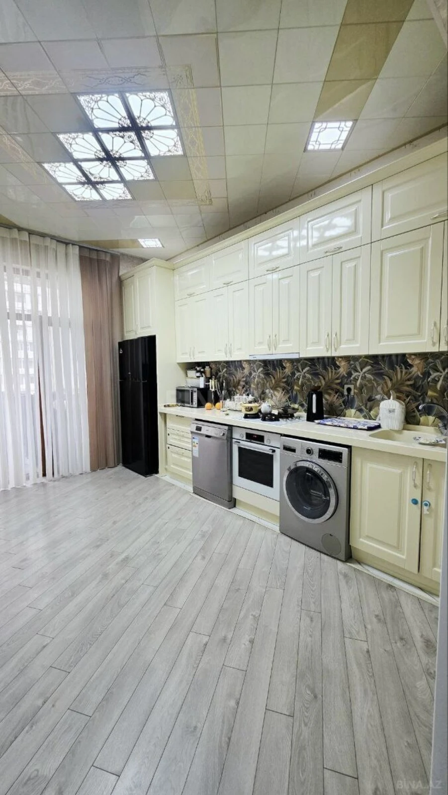 Satılır 3 otaqlı mənzil 143 m²
