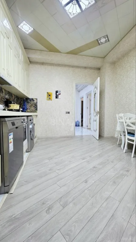 Satılır 3 otaqlı mənzil 143 m²