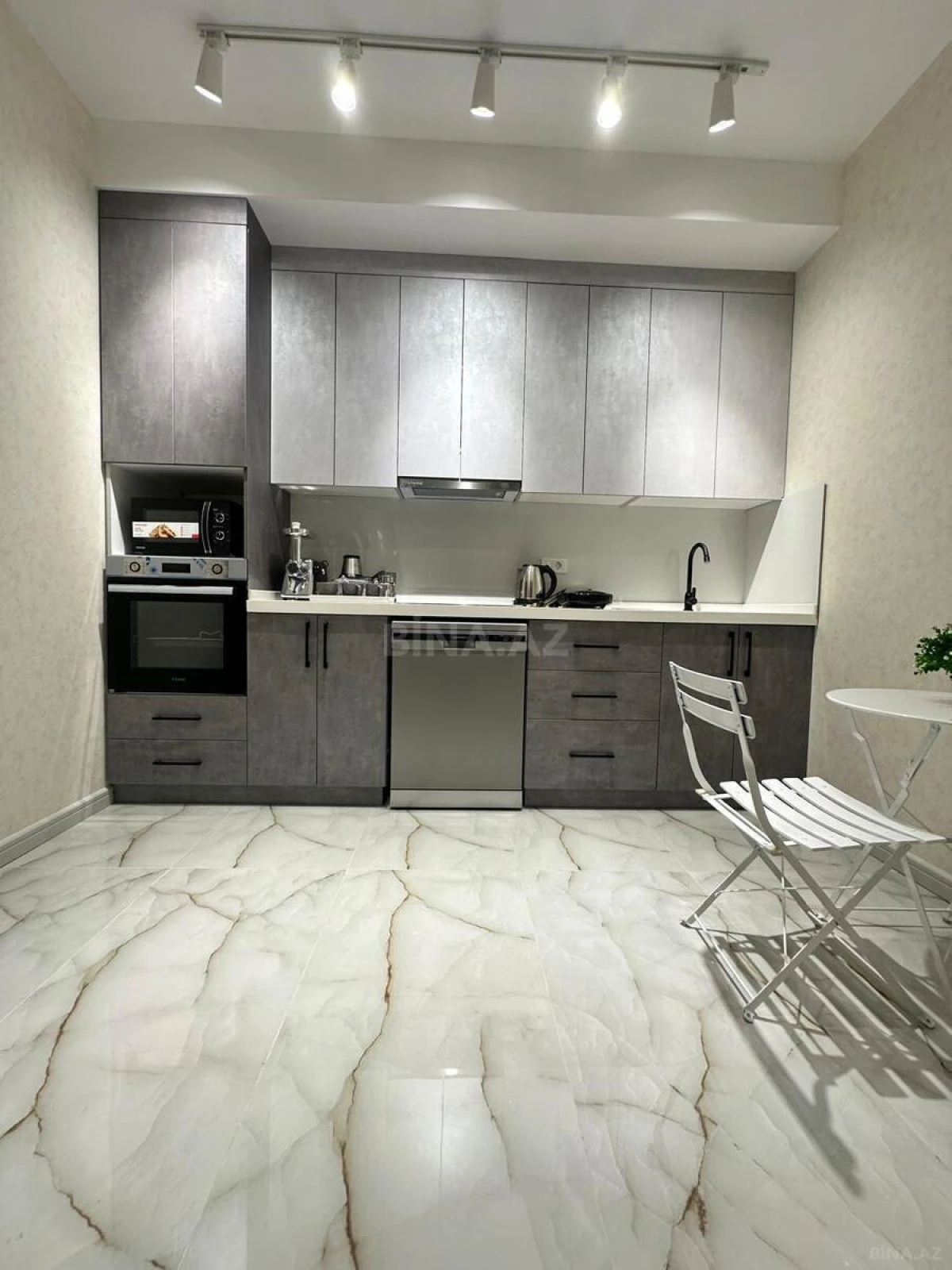 Kirayə verilir 2 otaqlı mənzil 85 m²