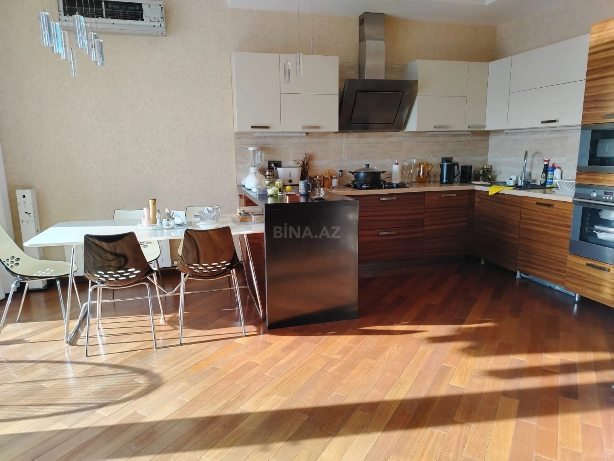 Satılır 4 otaqlı mənzil 178 m²