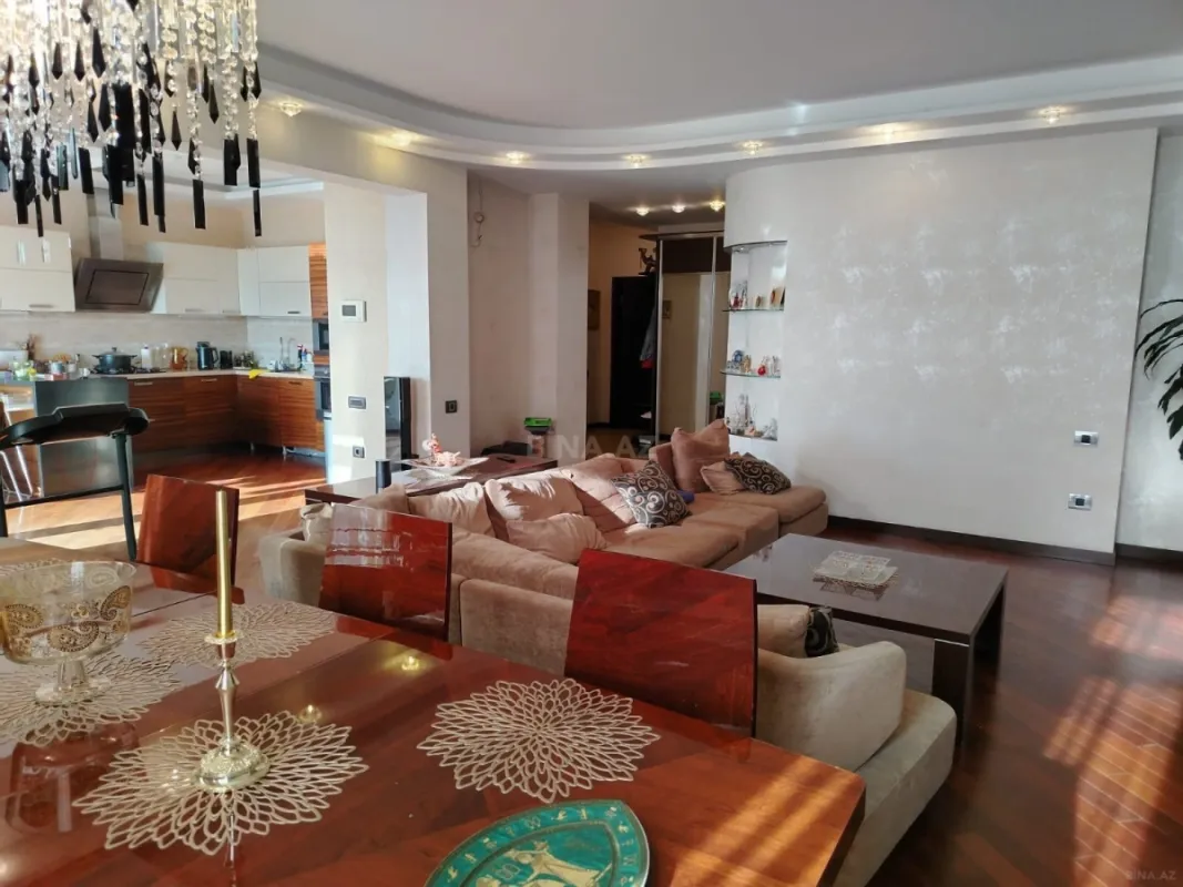 Satılır 4 otaqlı mənzil 178 m²