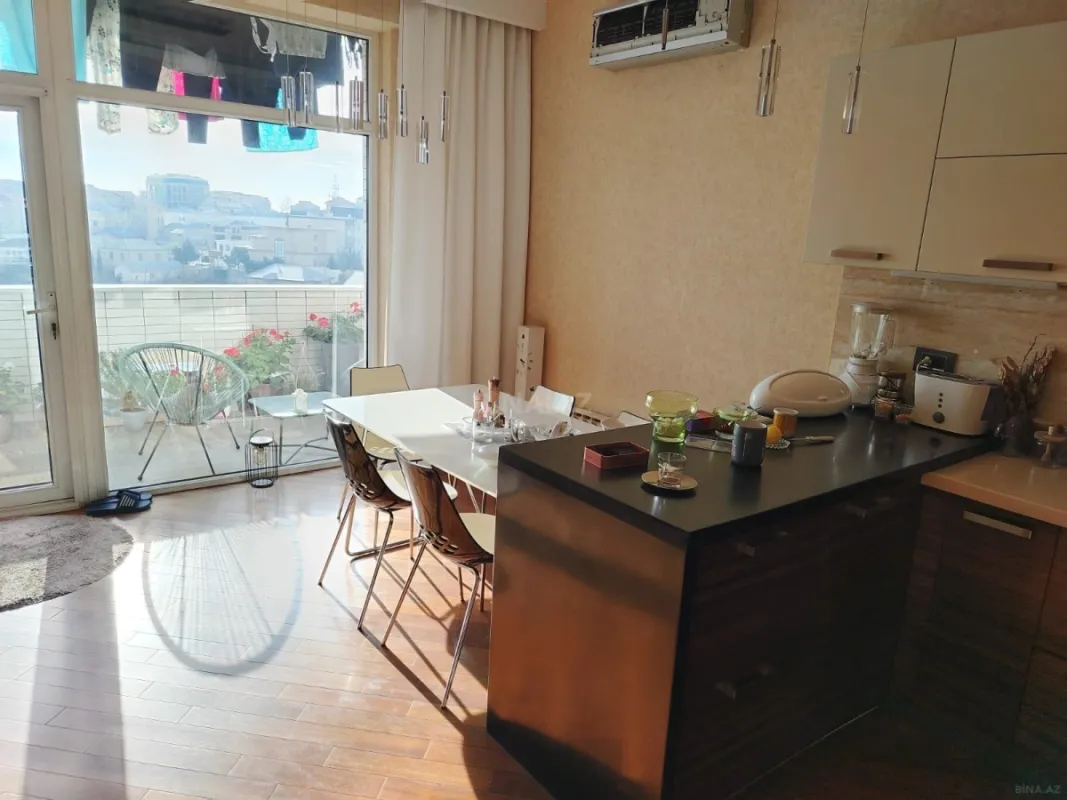 Satılır 4 otaqlı mənzil 178 m²