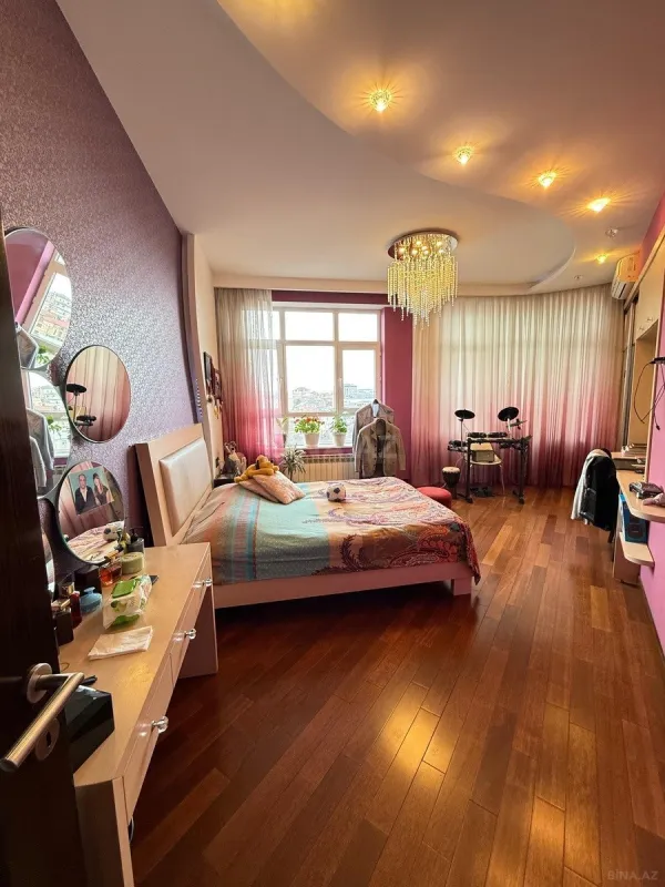 Satılır 4 otaqlı mənzil 178 m²