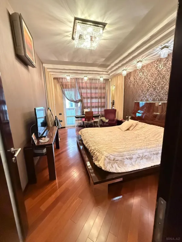 Satılır 4 otaqlı mənzil 178 m²
