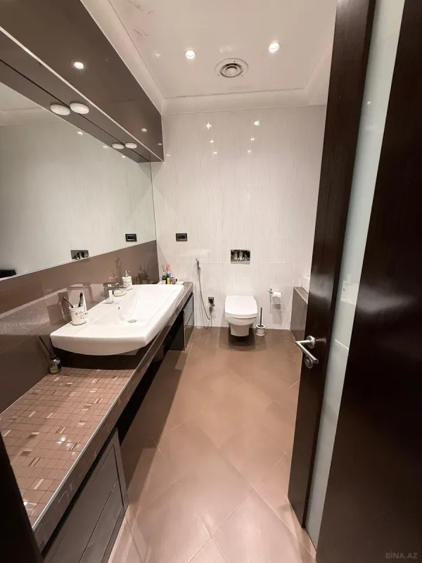 Satılır 4 otaqlı mənzil 178 m²