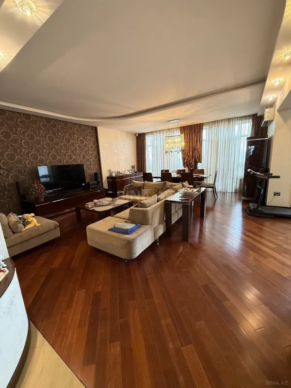 Satılır 4 otaqlı mənzil 178 m²
