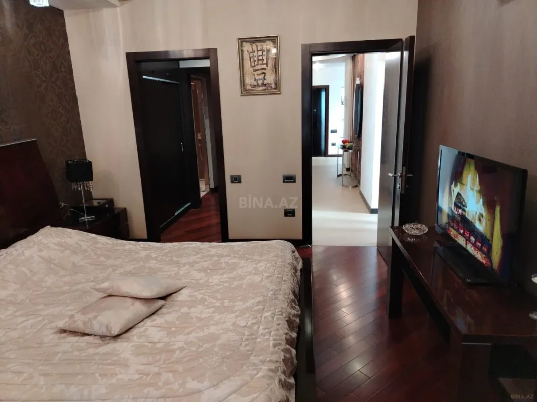 Satılır 4 otaqlı mənzil 178 m²