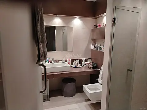 Satılır 4 otaqlı mənzil 178 m²