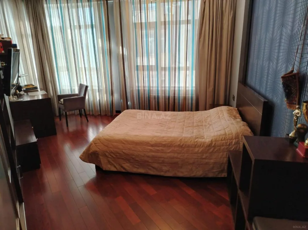 Satılır 4 otaqlı mənzil 178 m²