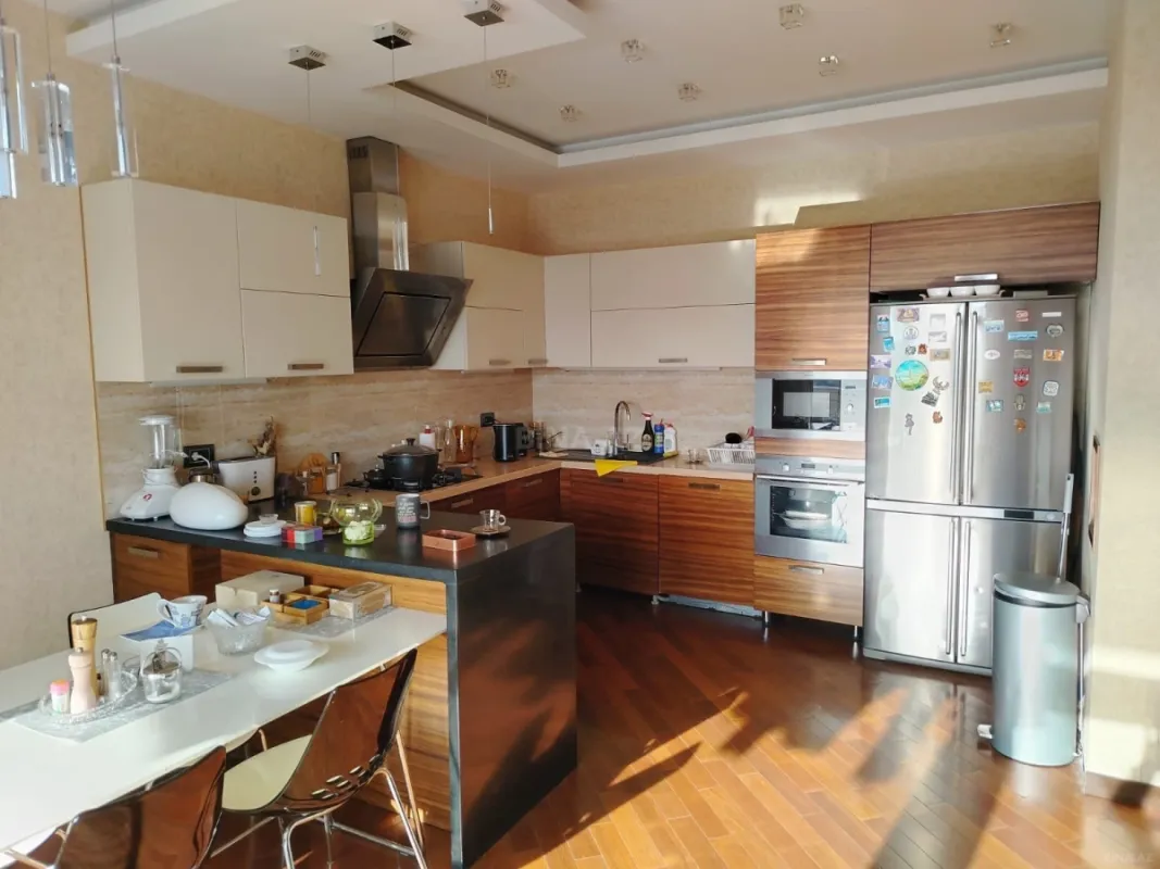 Satılır 4 otaqlı mənzil 178 m²