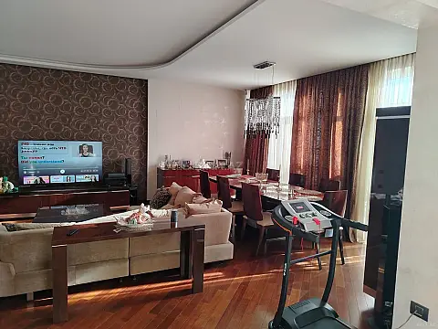 Satılır 4 otaqlı mənzil 178 m²