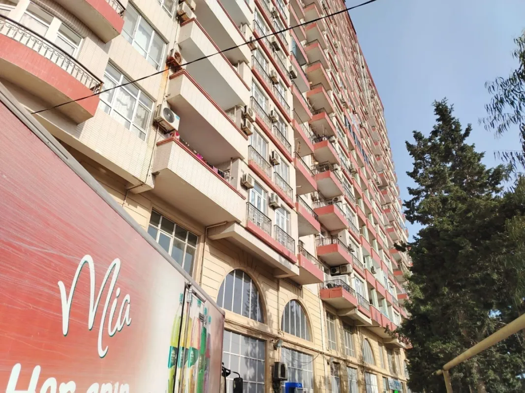 Satılır 4 otaqlı mənzil 178 m²