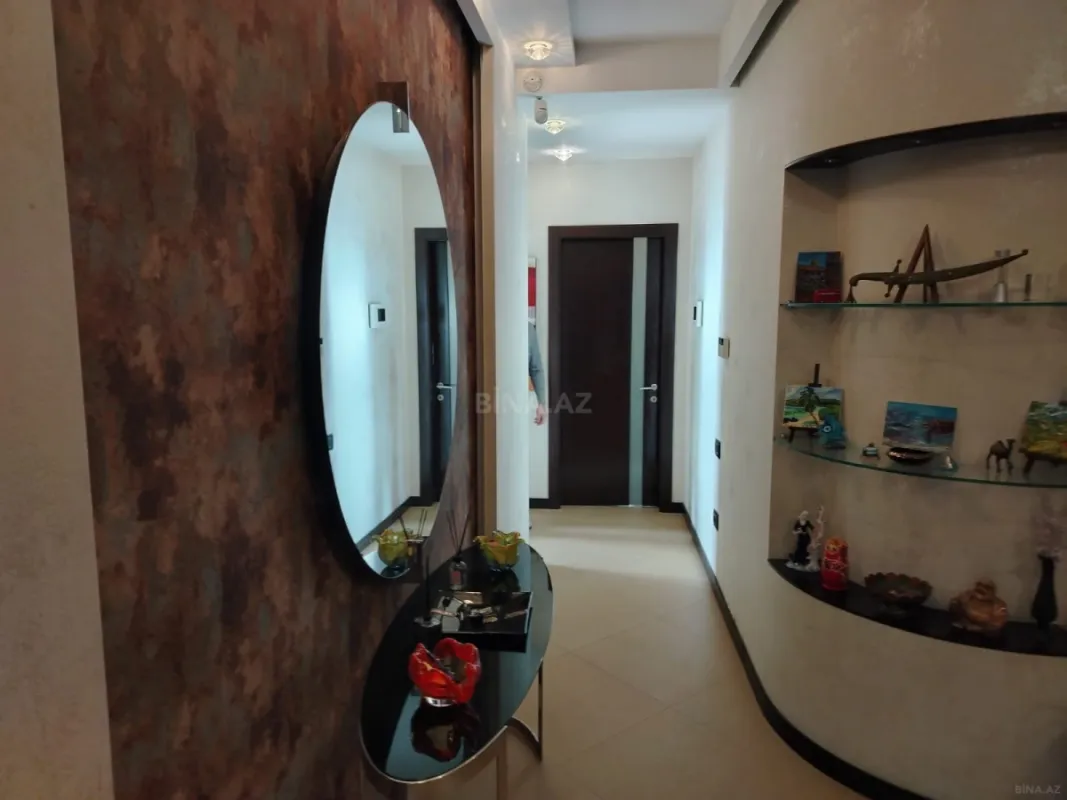 Satılır 4 otaqlı mənzil 178 m²