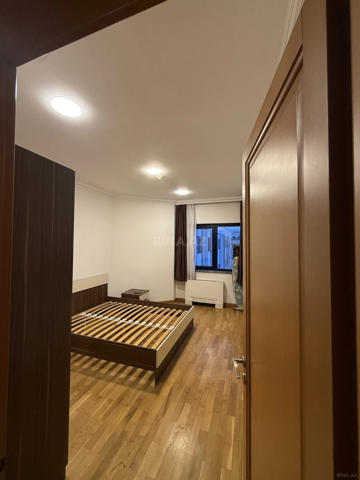 Kirayə verilir 4 otaqlı mənzil 220 m²