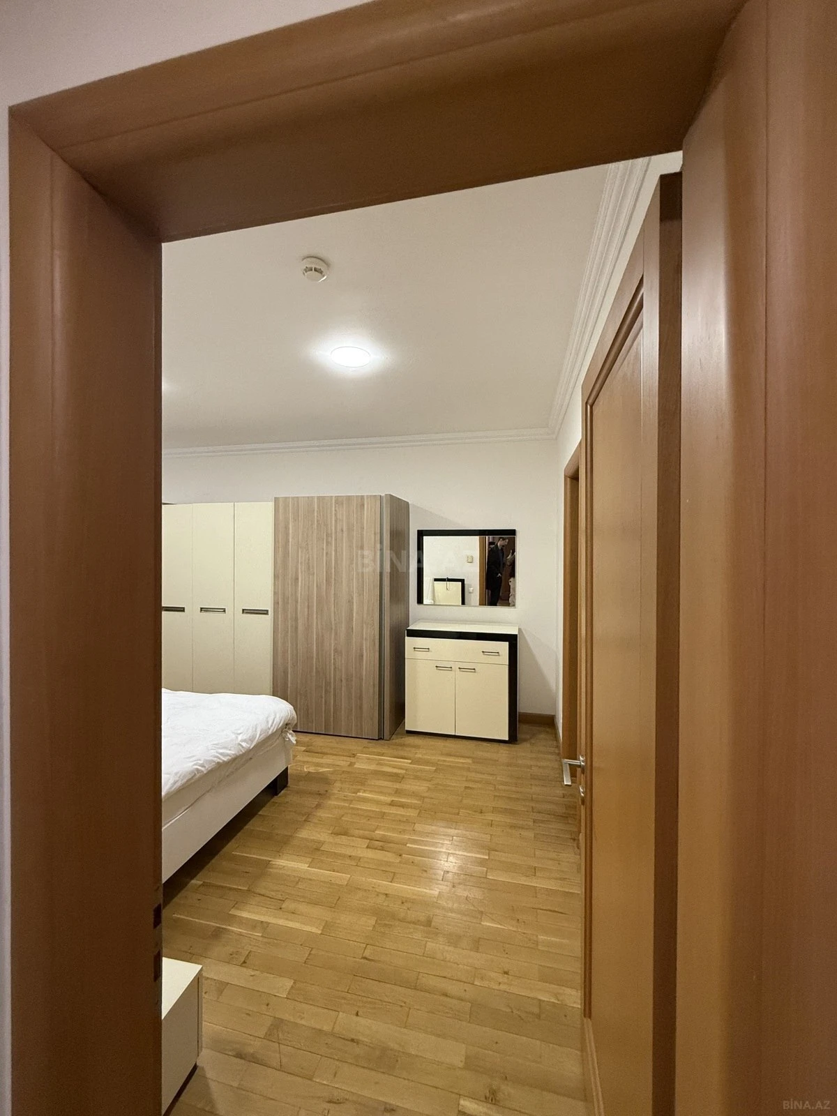 Kirayə verilir 4 otaqlı mənzil 220 m²