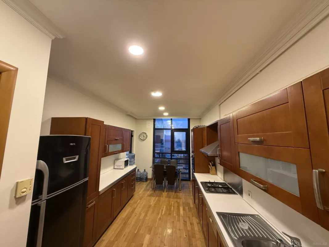 Kirayə verilir 4 otaqlı mənzil 220 m²