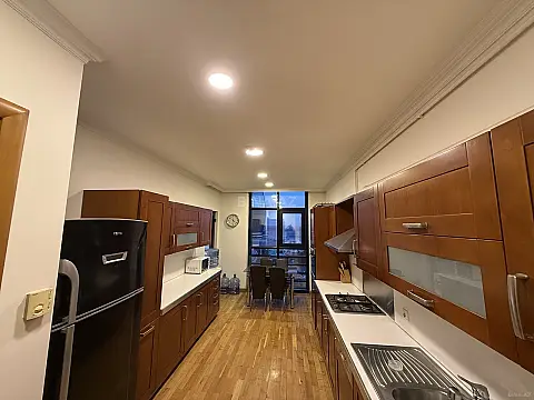 Kirayə verilir 4 otaqlı mənzil 220 m²