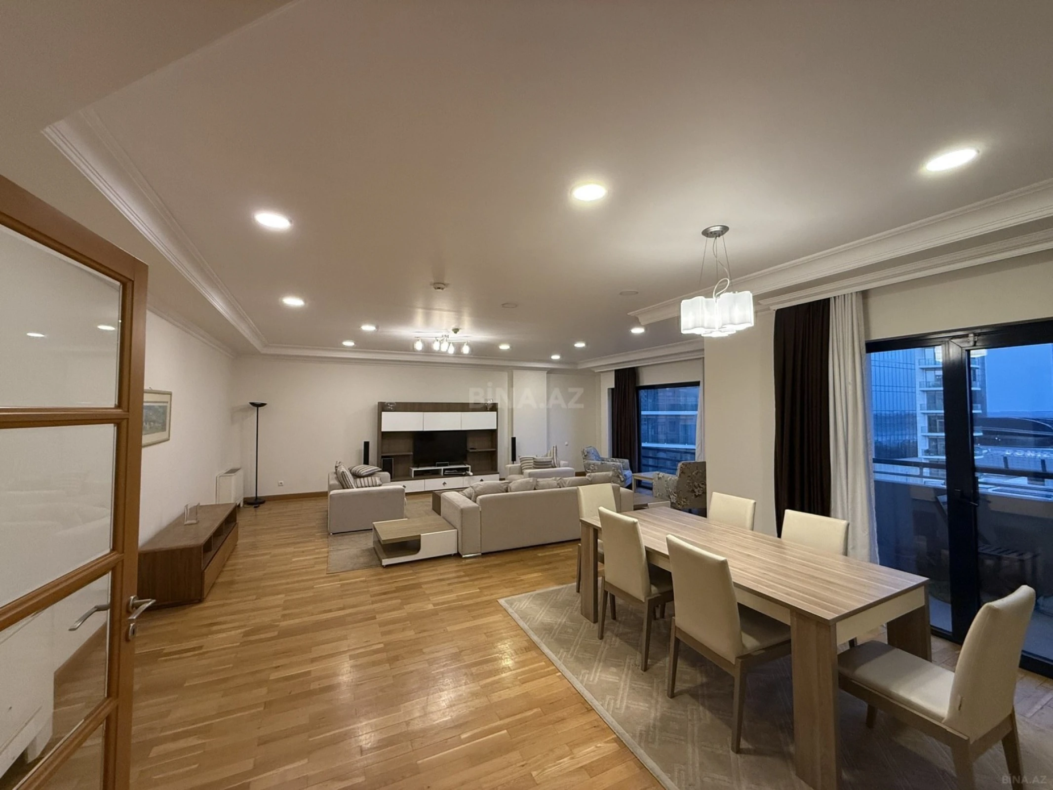 Kirayə verilir 4 otaqlı mənzil 220 m²