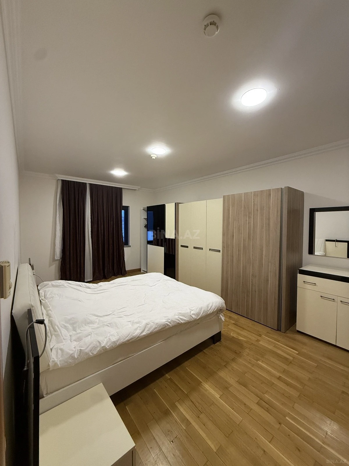 Kirayə verilir 4 otaqlı mənzil 220 m²