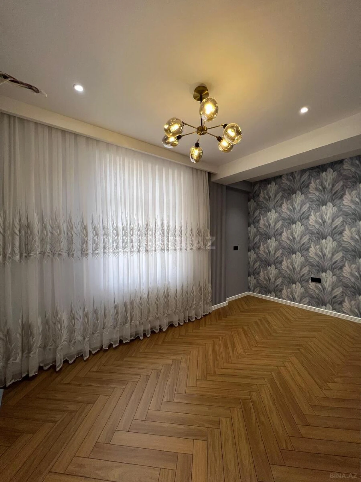 Satılır 4 otaqlı mənzil 140 m²