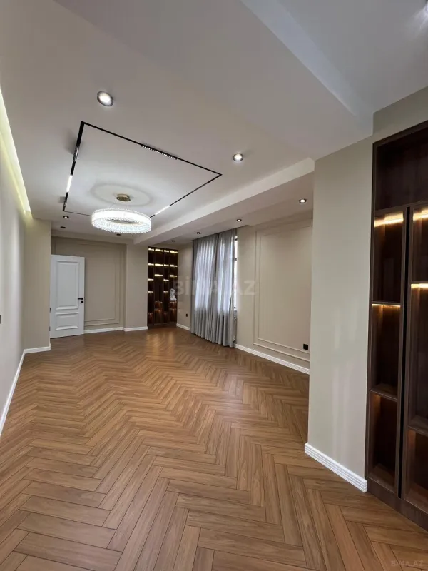 Satılır 4 otaqlı mənzil 140 m²