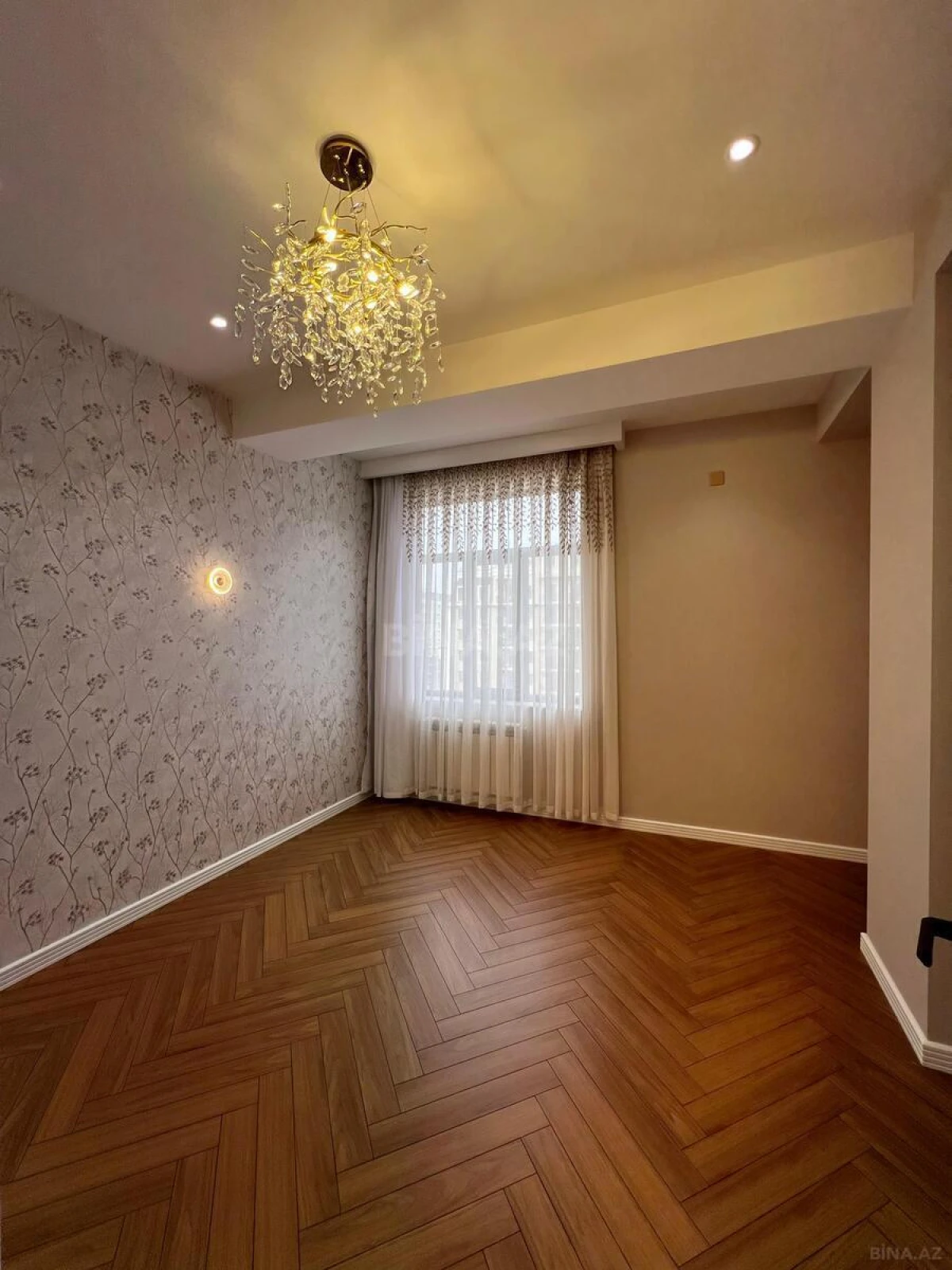 Satılır 4 otaqlı mənzil 140 m²