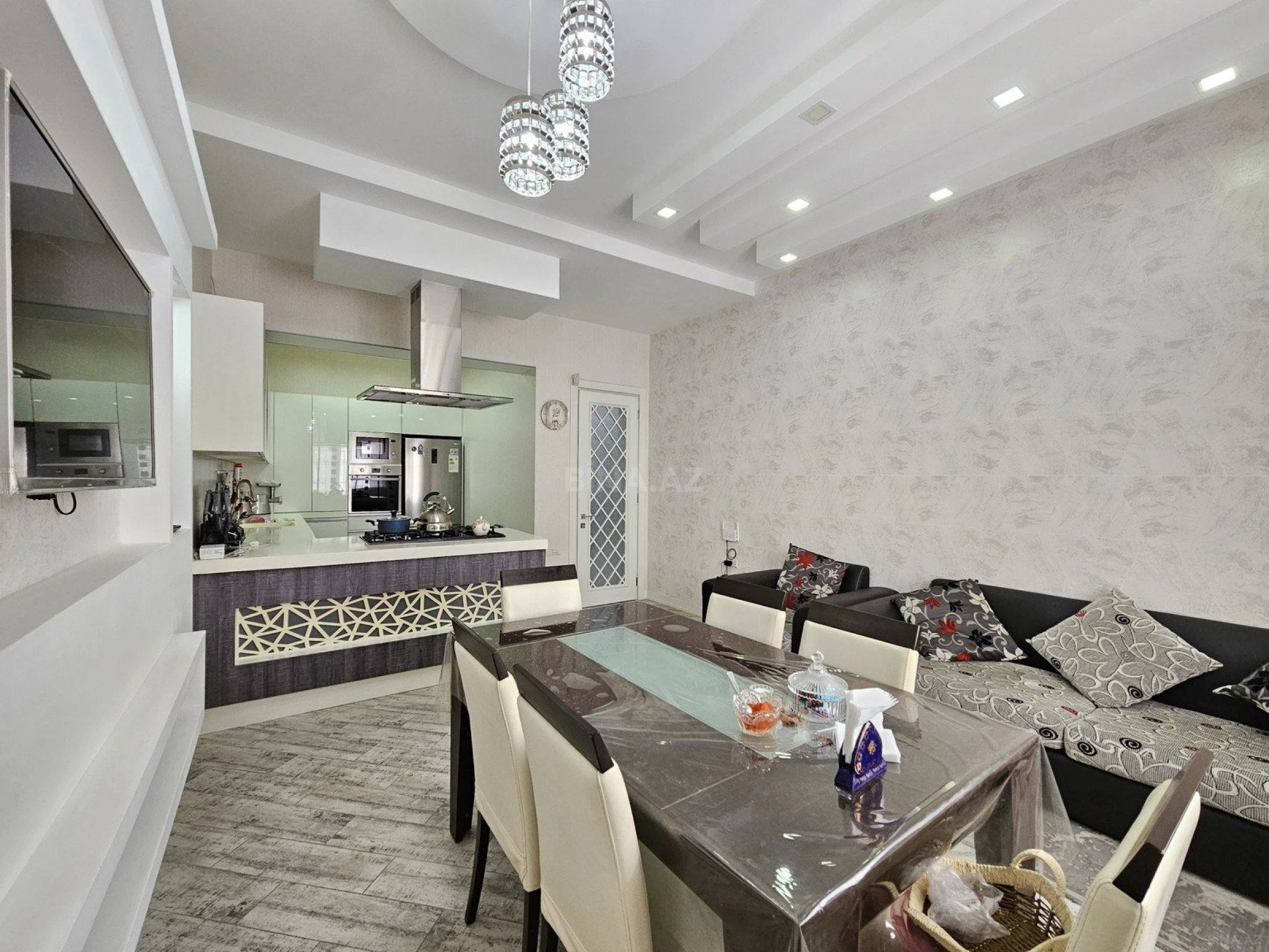 Satılır 5 otaqlı həyət evi 350 m²