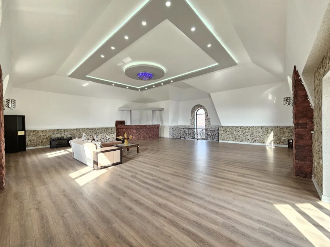 Satılır 5 otaqlı həyət evi 350 m²