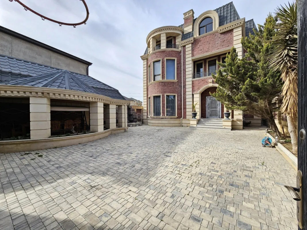 Satılır 5 otaqlı həyət evi 350 m²