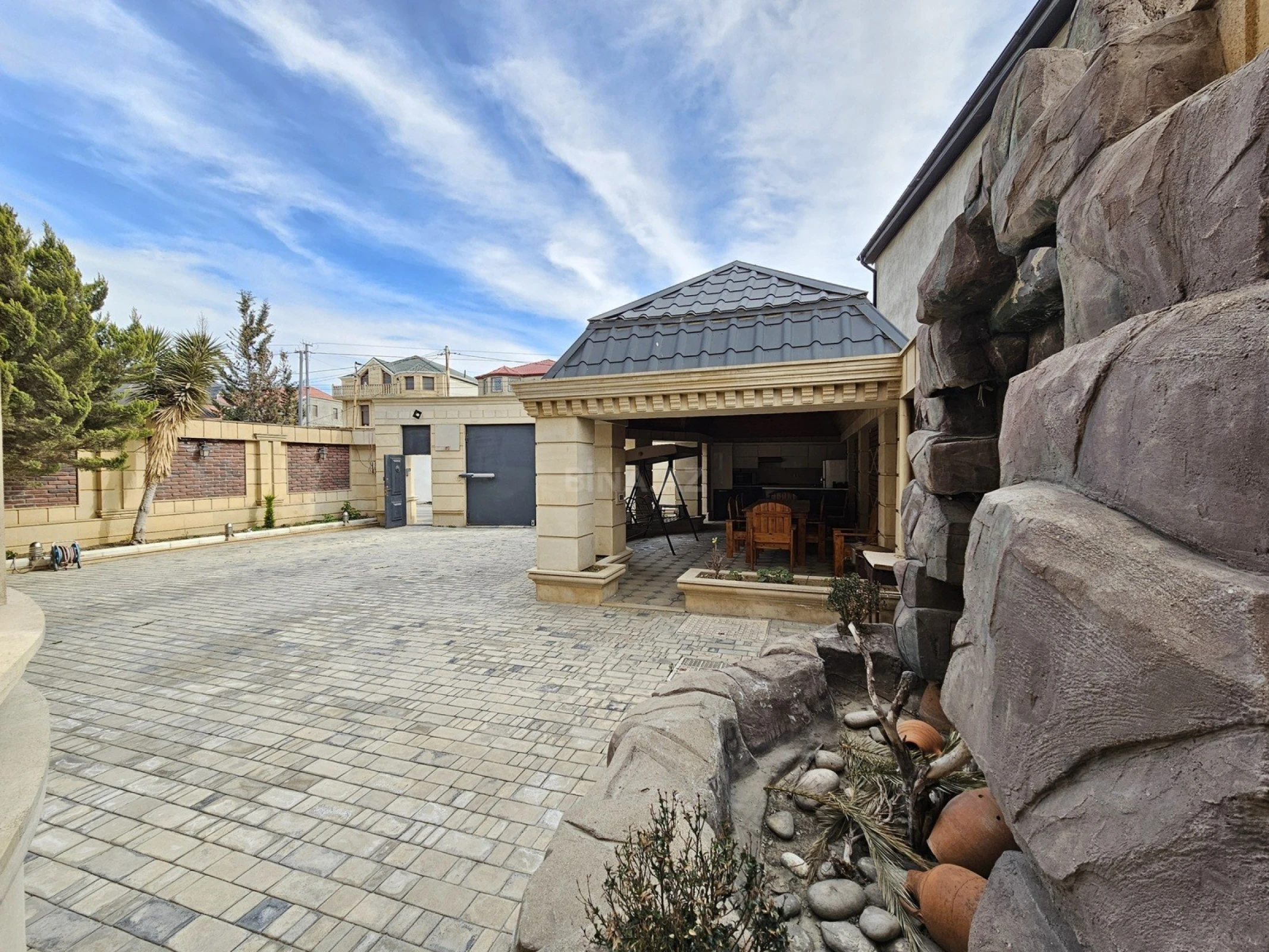 Satılır 5 otaqlı həyət evi 350 m²