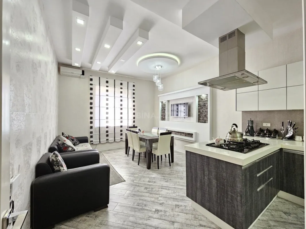 Satılır 5 otaqlı həyət evi 350 m²