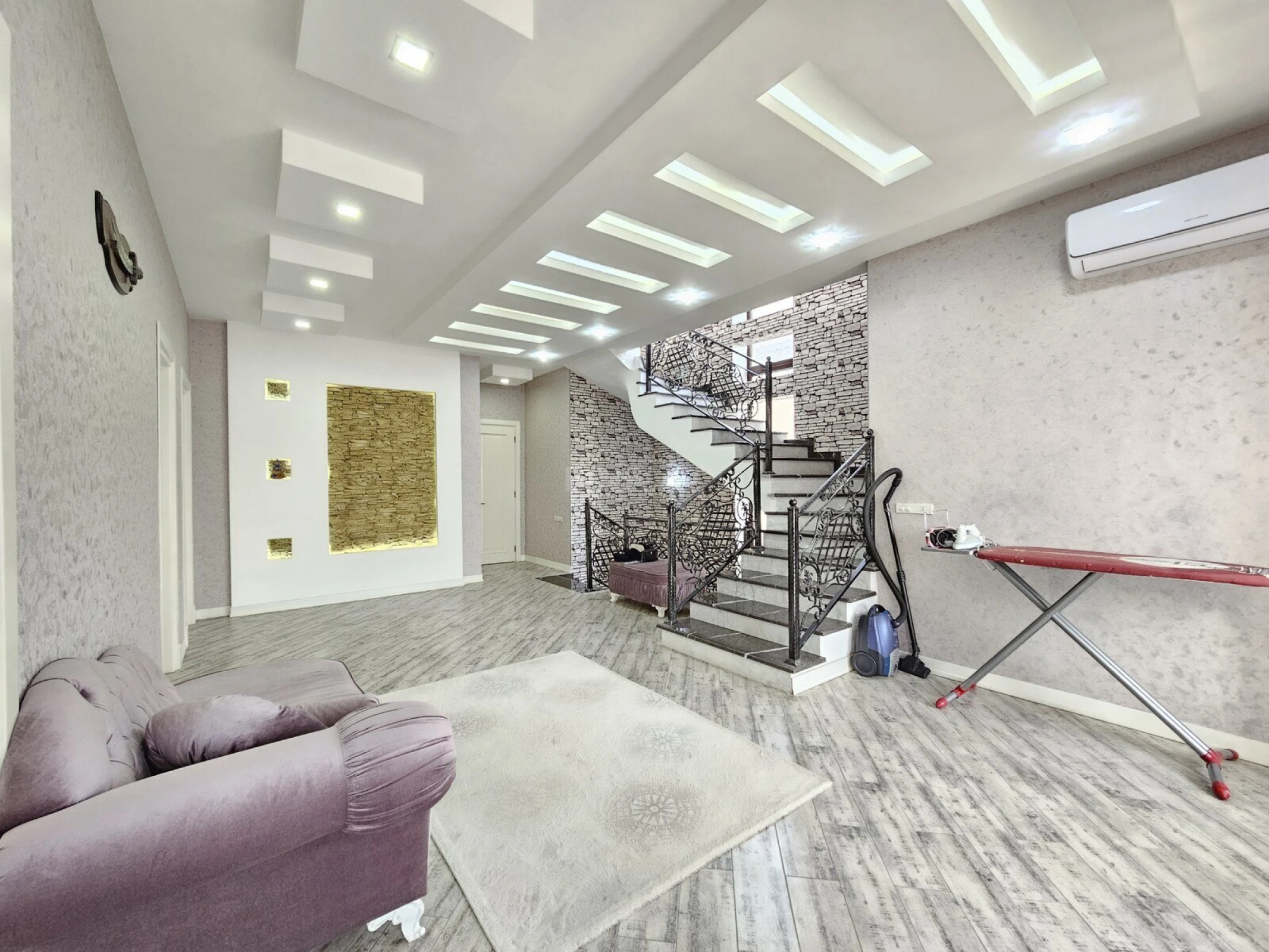 Satılır 5 otaqlı həyət evi 350 m²
