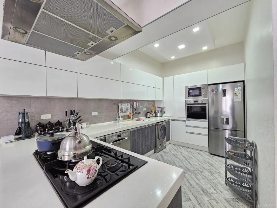 Satılır 5 otaqlı həyət evi 350 m²