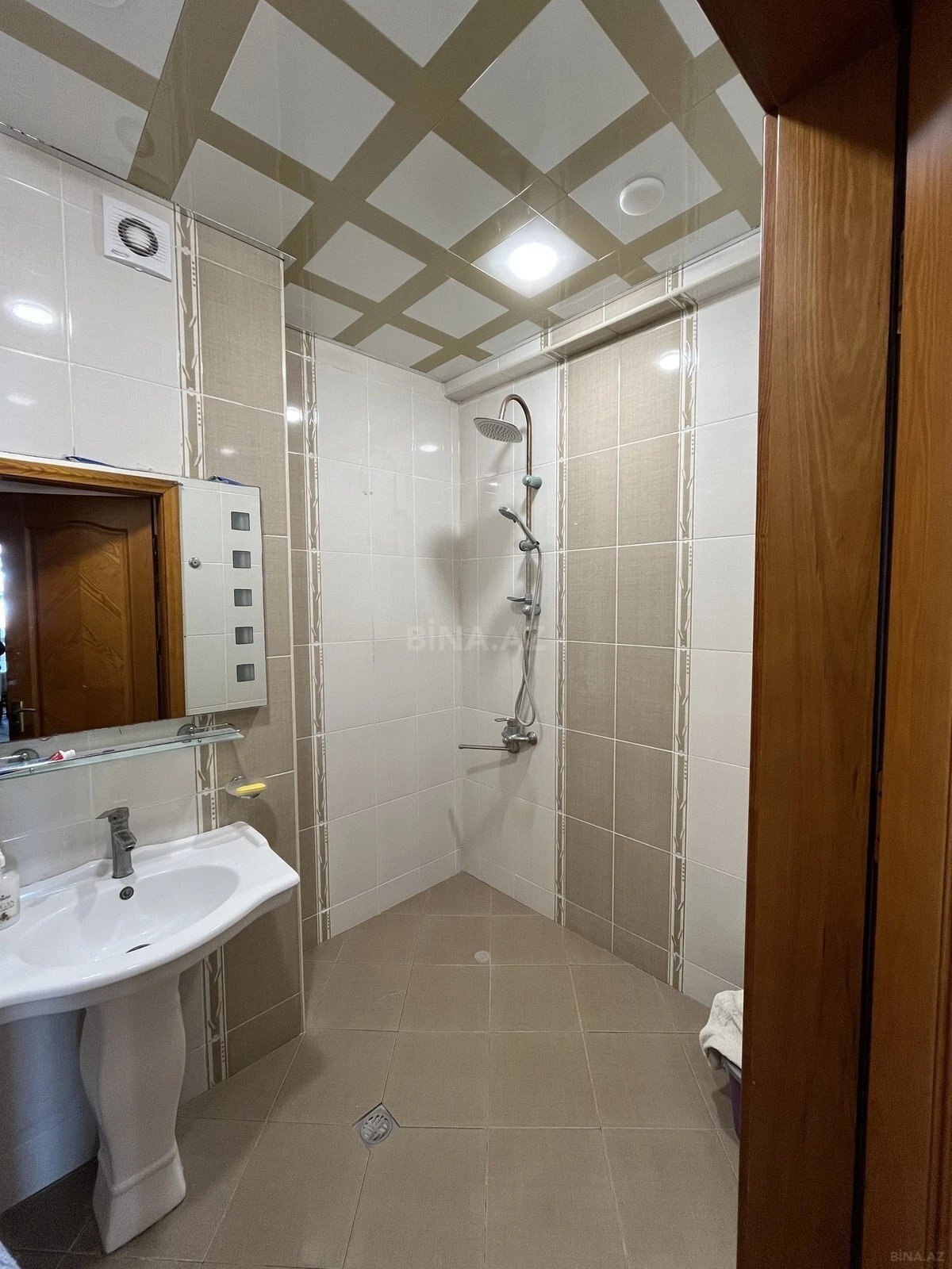 Satılır 3 otaqlı mənzil 122.7 m²