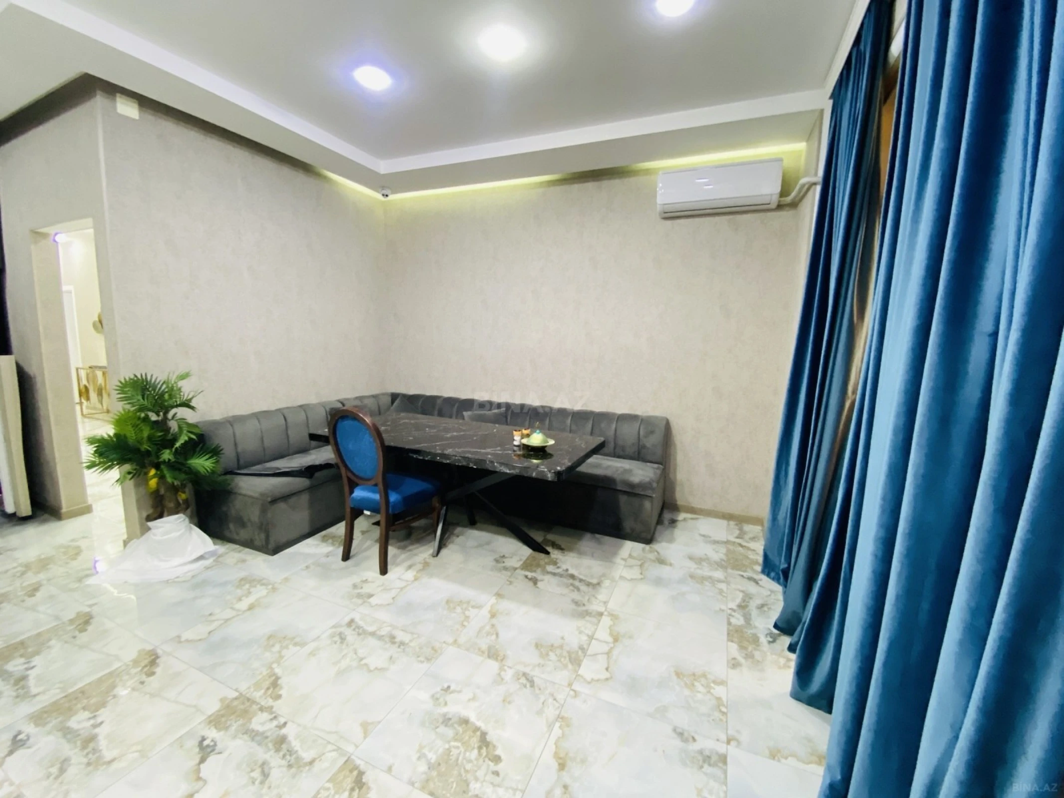 Satılır 4 otaqlı mənzil 240 m²
