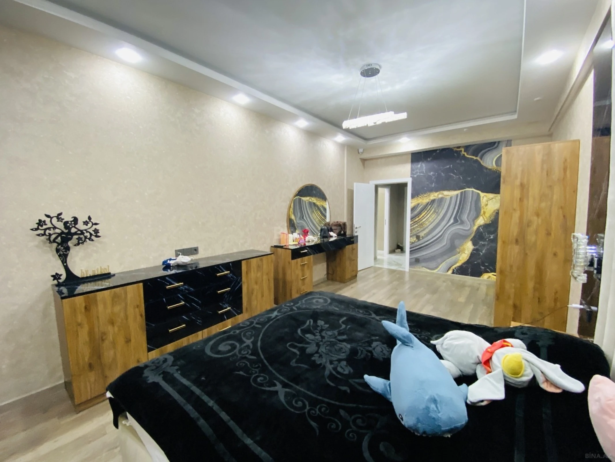 Satılır 4 otaqlı mənzil 240 m²