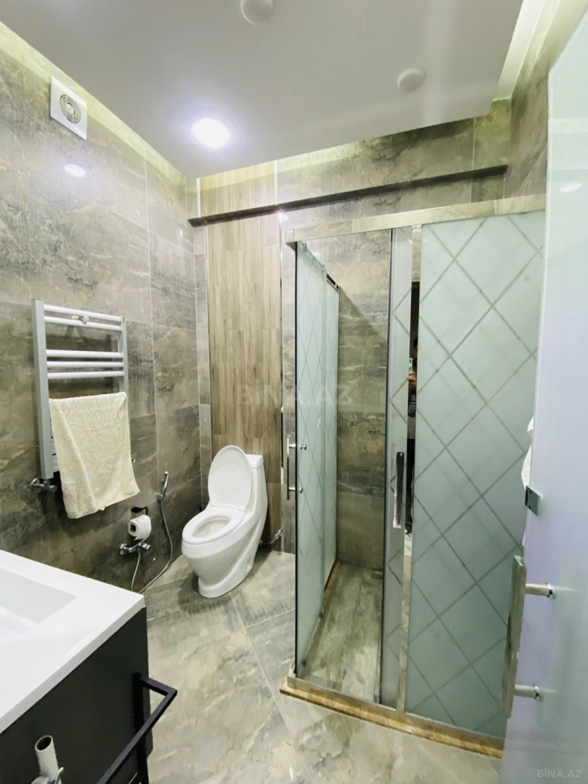 Satılır 4 otaqlı mənzil 240 m²