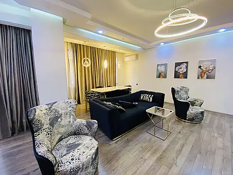 Satılır 4 otaqlı mənzil 240 m²