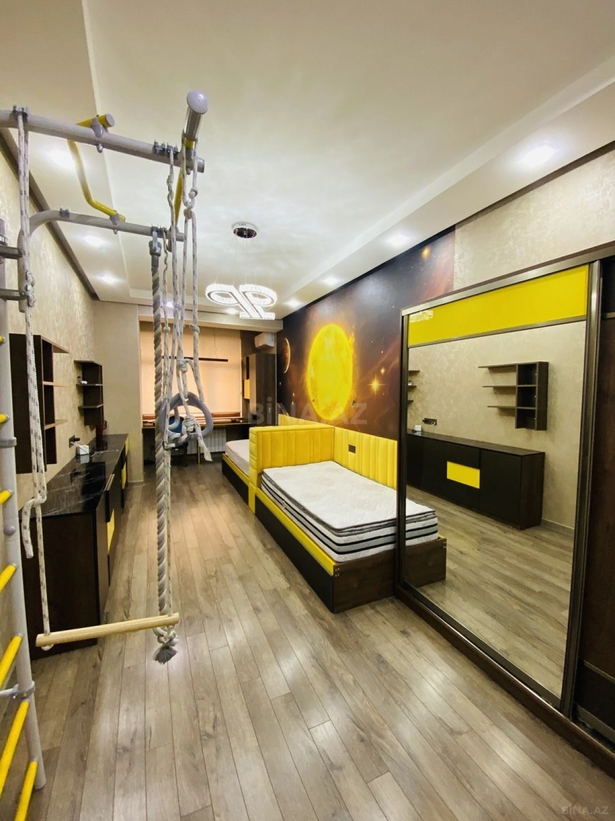 Satılır 4 otaqlı mənzil 240 m²