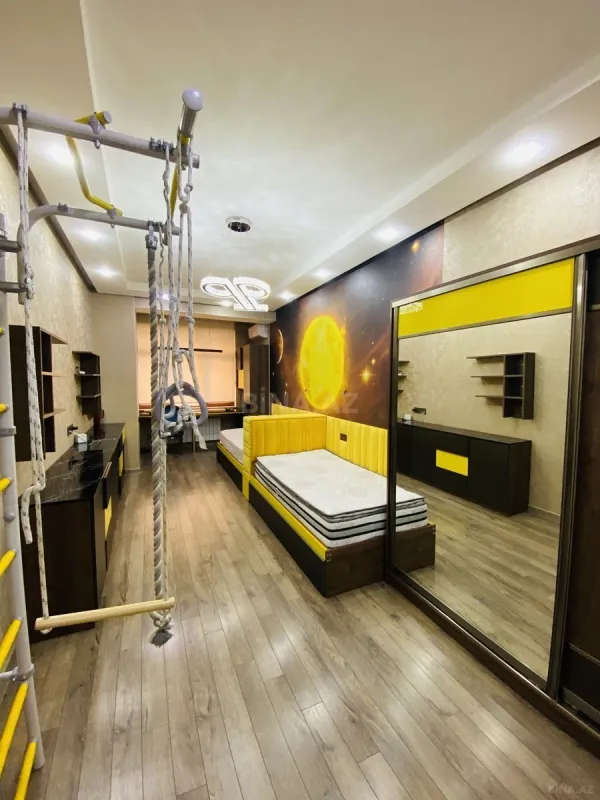 Satılır 4 otaqlı mənzil 240 m²