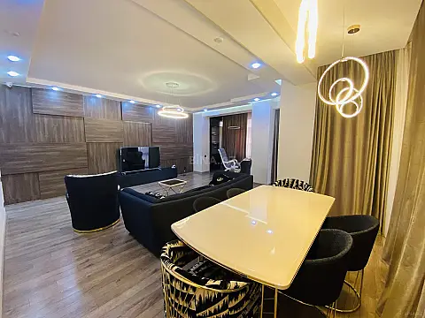 Satılır 4 otaqlı mənzil 240 m²