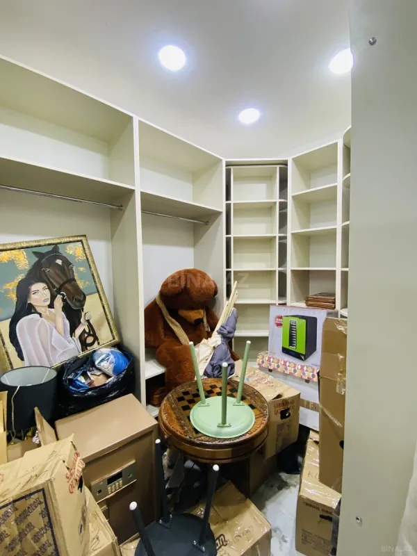 Satılır 4 otaqlı mənzil 240 m²