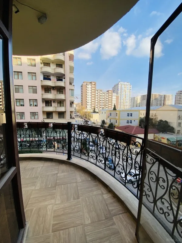 Satılır 4 otaqlı mənzil 240 m²