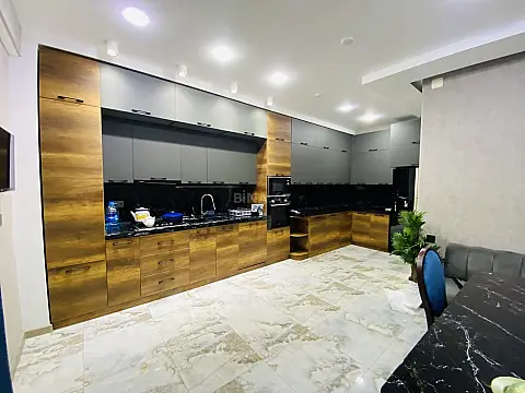 Satılır 4 otaqlı mənzil 240 m²