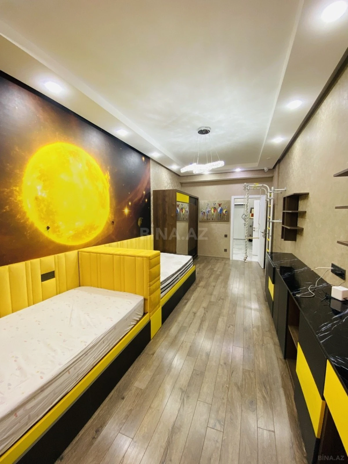 Satılır 4 otaqlı mənzil 240 m²